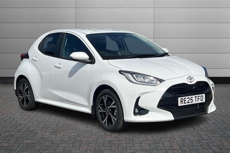 Pure white New 2025 Toyota Yaris Hybrid Design Hatchback | £19,801 (Good price) - Image 1/3