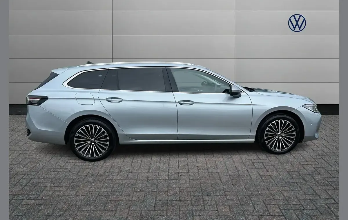 Used VW Passat Elegance 147 HP (108 kW) 2025 Silver Estate