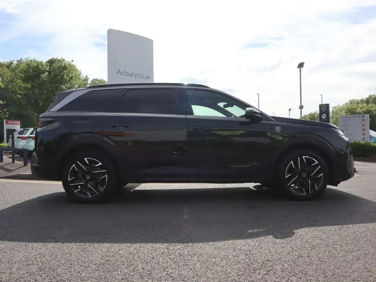 Usado Peugeot 5008 GTi 134 HP (98 kW) 2025 Preto SUV