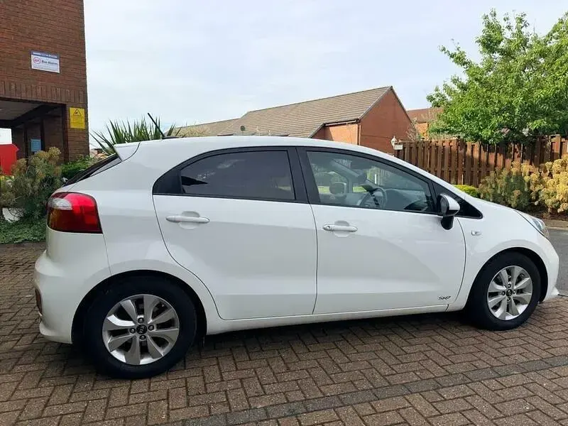 Used Kia Rio 2015 White Hatchback