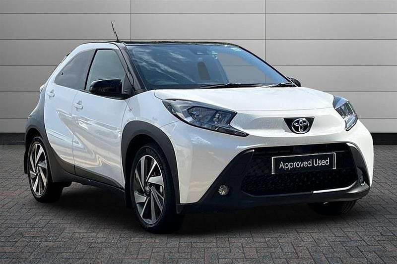 Pure white with black Used 2025 Toyota Aygo Hatchback | £15,550 (Fair price) - Image 1/4