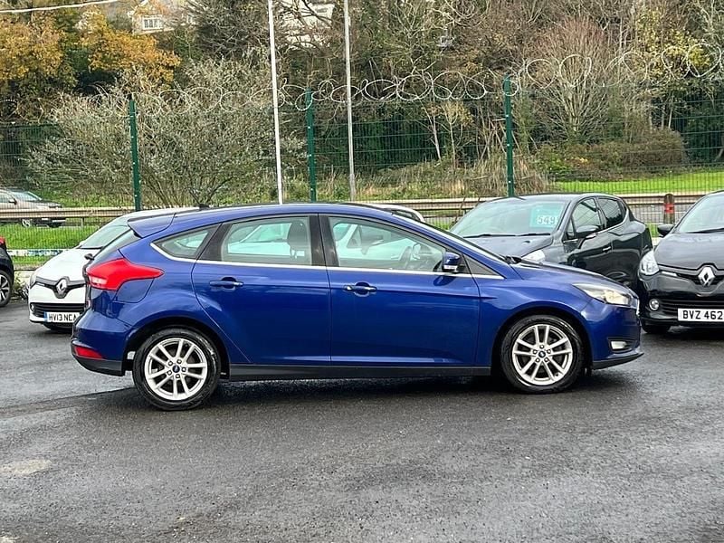 Begagnad Ford Focus Zetec 2016 Blå Halvkombi