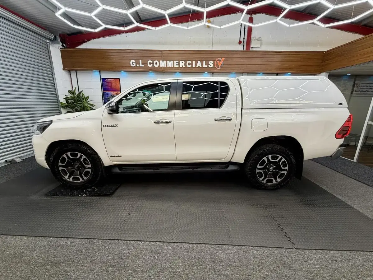 Used Toyota HiLux Luxury 150 HP (110 kW) 2022 White Pickup