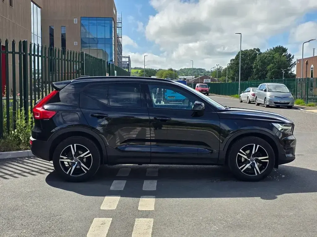 Used Volvo XC40 R-Design 163 HP (119 kW) 2022 Black SUV