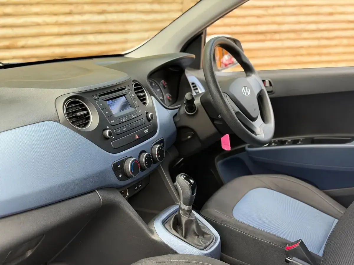 Used Hyundai i10 SE 87 HP (63 kW) 2015 White Hatchback