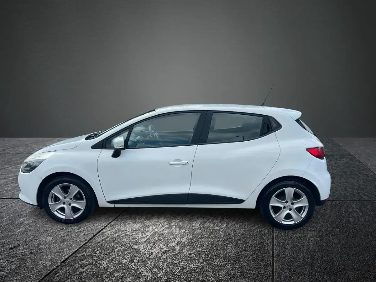 Used Renault Clio Expression+ 75 HP (55 kW) 2013 White Hatchback