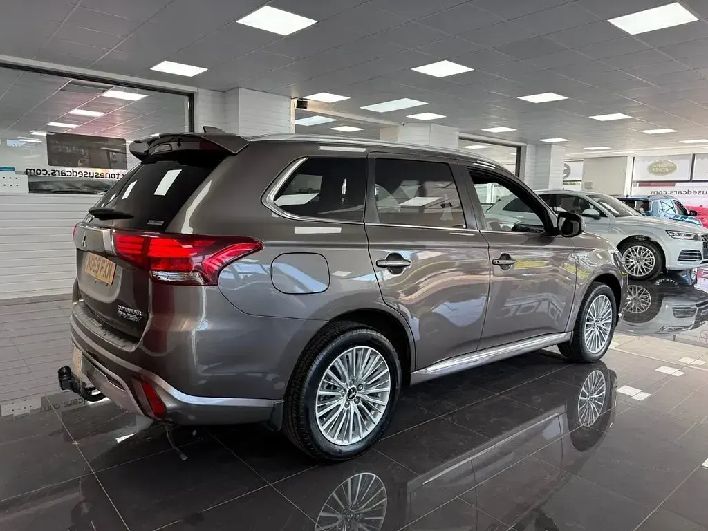 Used Mitsubishi Outlander P-HEV 2019 Brown Estate