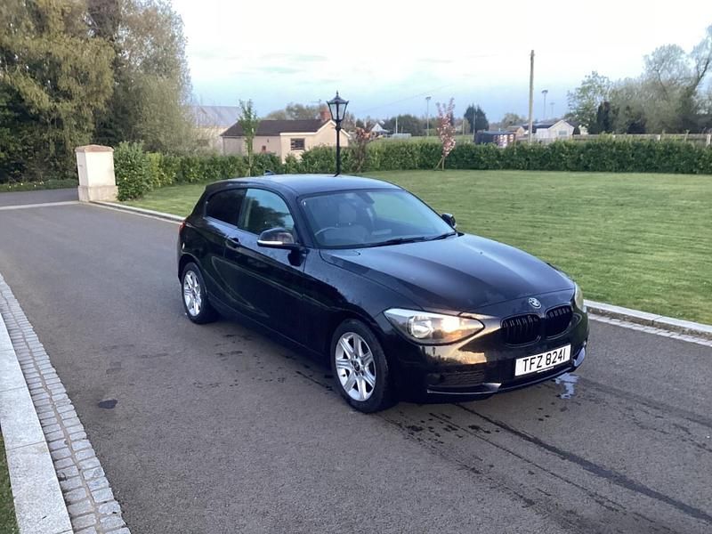 Begagnad BMW 114 2014 Svart Halvkombi