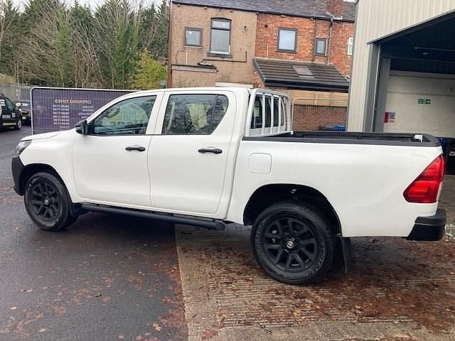 Used Toyota HiLux Active 150 HP (110 kW) 2019 White Pickup