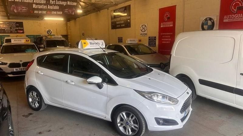 Used Ford Fiesta Zetec 75 HP (55 kW) 2015 White Hatchback