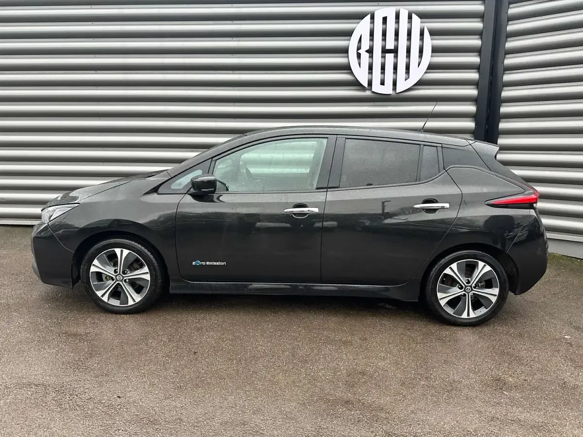 Begagnad Nissan Leaf N-Connecta 110 kW (150 HK) 2020 Svart Halvkombi