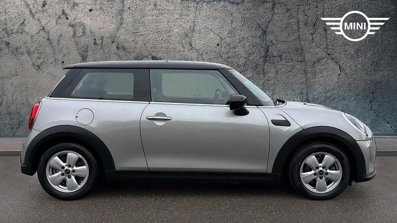Usado Mini Cooper Classic 134 HP (98 kW) 2023 Prateado Citadino