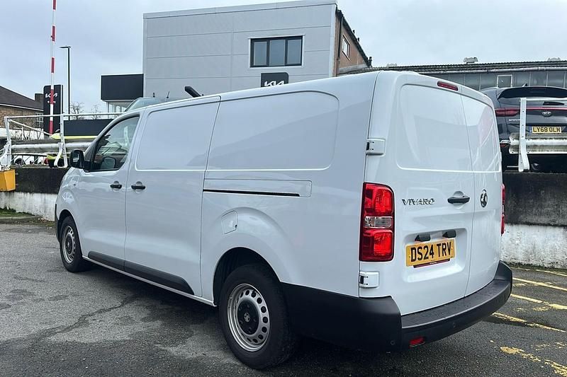Used Vauxhall Vivaro 145 HP (106 kW) 2024 Kaolin white MPV