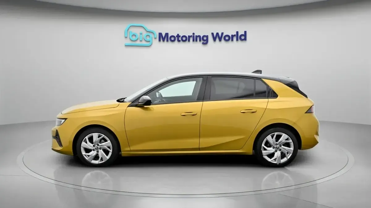 Second-hand Vauxhall Astra S 129 CP (94 kW) 2023 Galben Hatchback