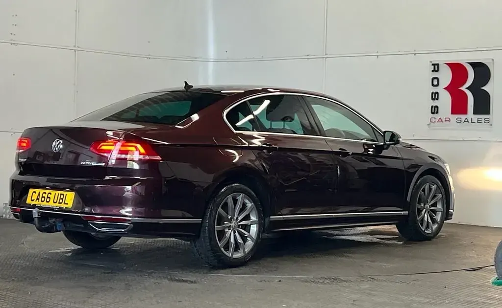 Used VW Passat R-line 147 HP (108 kW) 2016 Red Sedan
