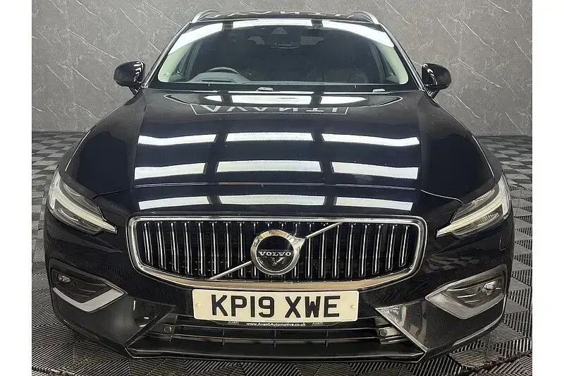 Used Volvo V60 Inscription 187 HP (137 kW) 2019 Black Estate