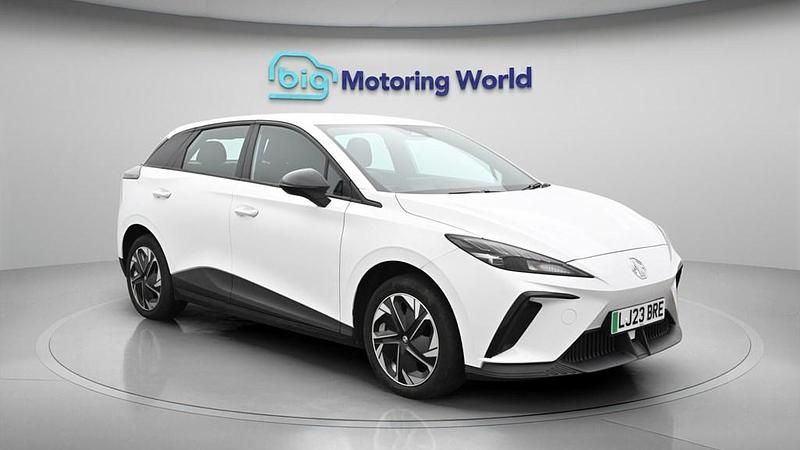Begagnad MG MG4 EV SE 319 kW (435 HK) 2023 Halvkombi