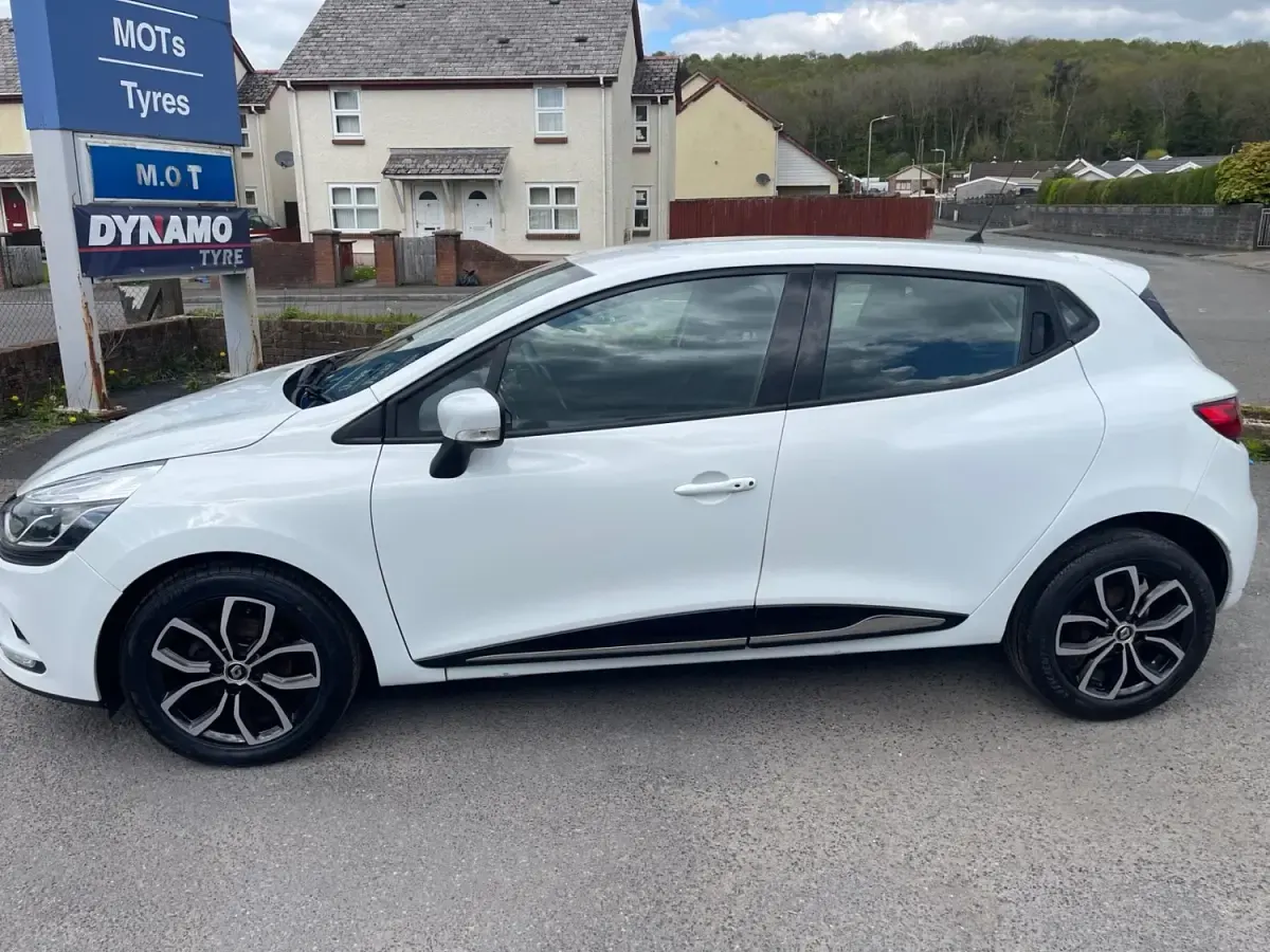 Używany Renault Clio IV Play 75 KM (55 kW) 2018 Biały Hatchback
