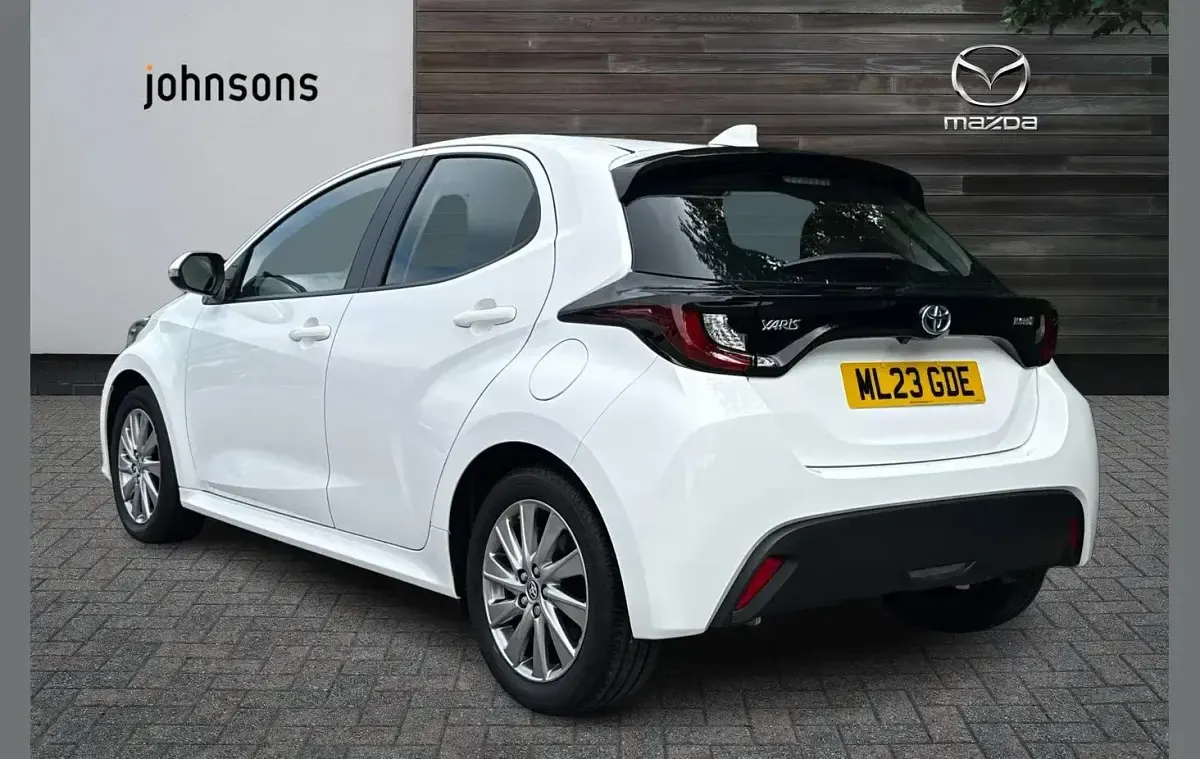 Used Toyota Yaris 113 HP (83 kW) 2023 White Hatchback