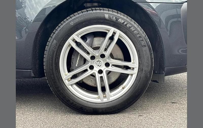 Used Porsche Macan 265 HP (194 kW) 2024 Grey SUV