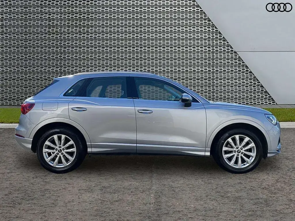 Używany Audi Q3 Sport 150 KM (110 kW) 2022 Srebrny SUV