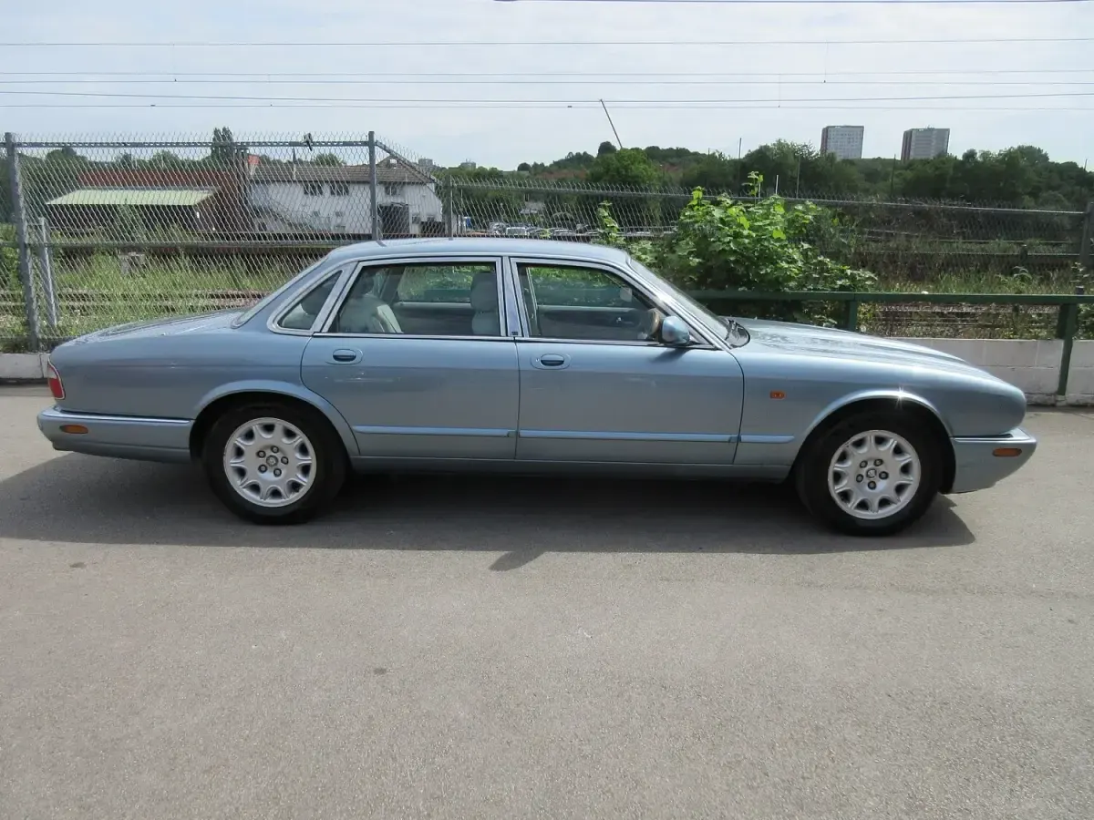 Used Jaguar XJ8 SE 2002 Blue Sedan