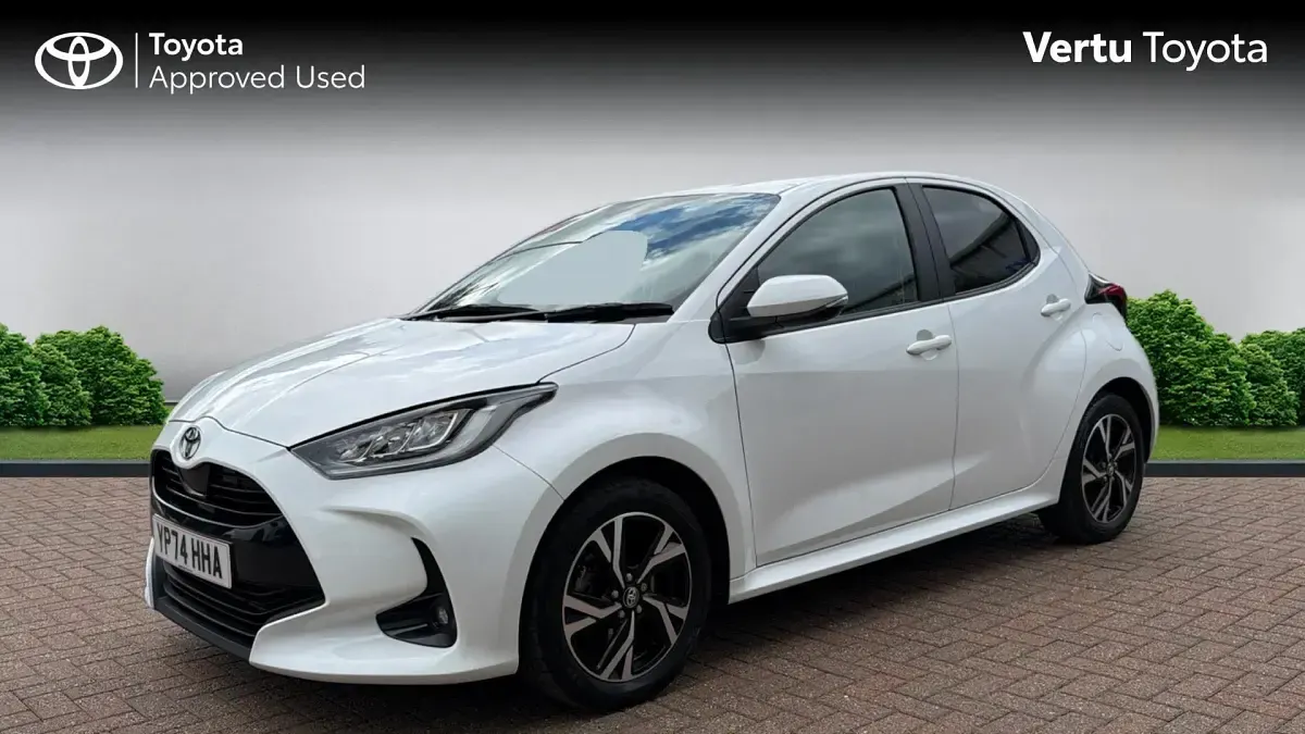 Used Toyota Yaris Design 116 HP (85 kW) 2024 Pure white (solid paint) Hatchback