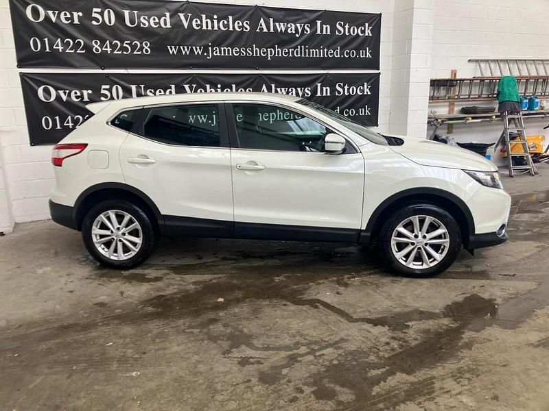 Used Nissan Qashqai Acenta 2017 White SUV