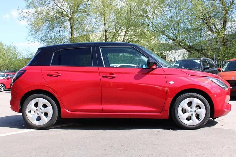 Używany Suzuki Swift 82 KM (60 kW) 2025 Czerwony Hatchback