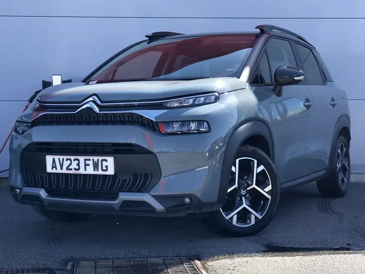 Begagnad Citroën C3 Aircross Shine 108 HK (79 kW) 2023 Grå SUV