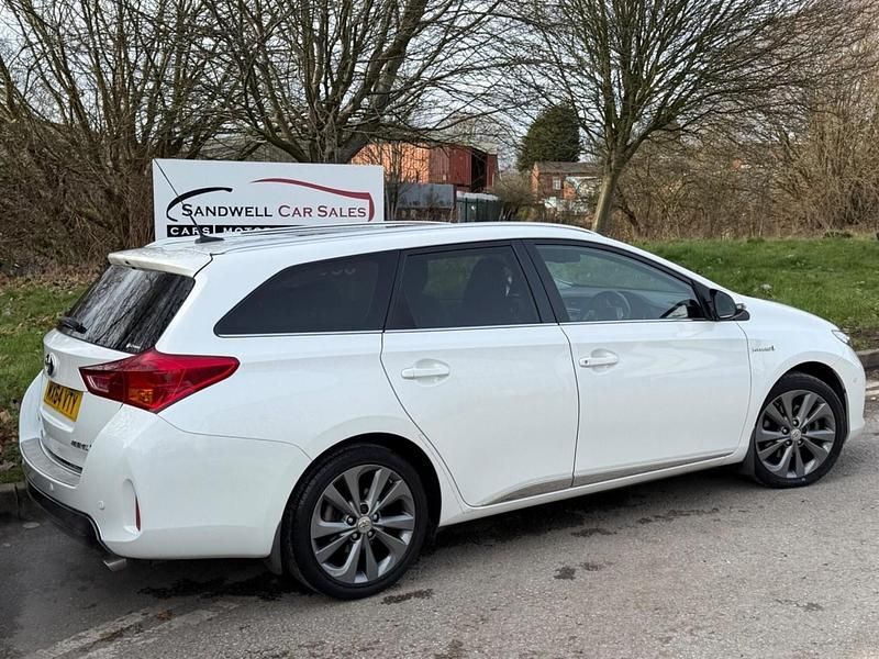 Used Toyota Auris Hybrid 2014 White Estate