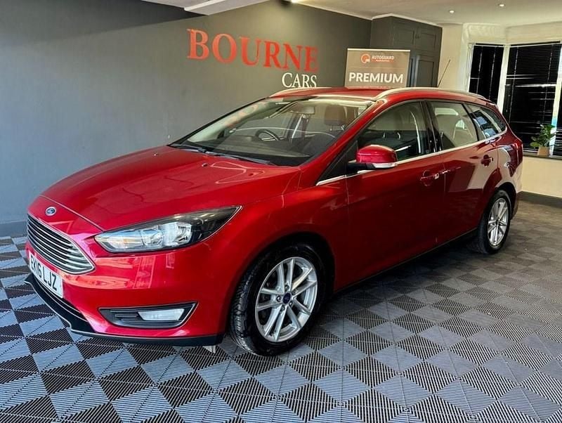 Used Ford Focus Zetec 125 HP (91 kW) 2016 Red Estate