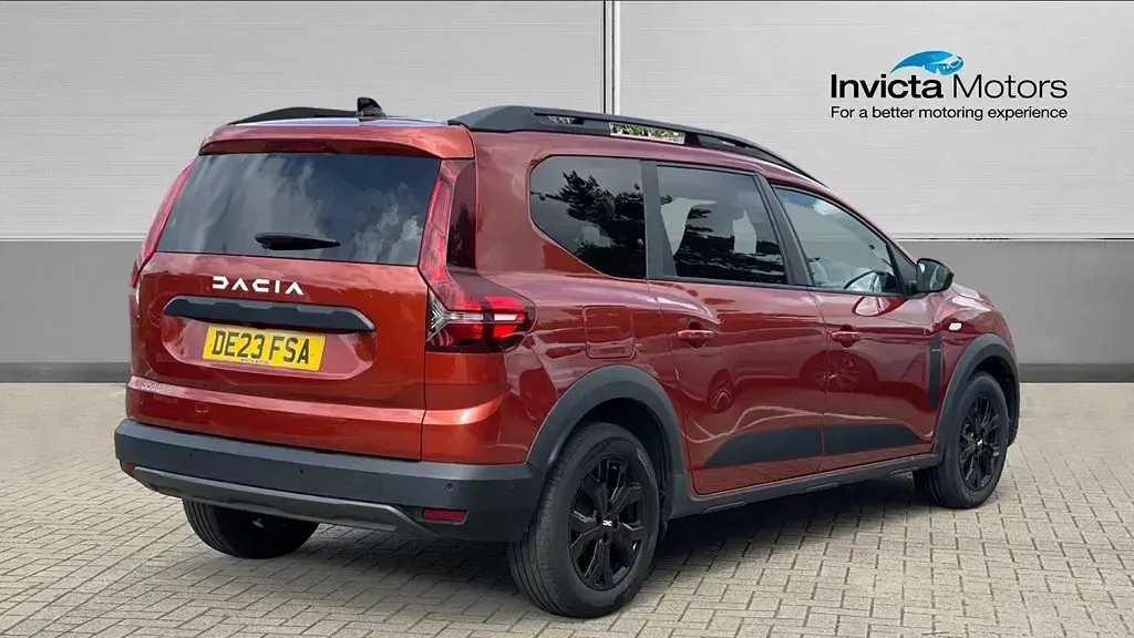 Usado Dacia Jogger Extreme 110 CV (80 kW) 2023 Marrón Monovolumen