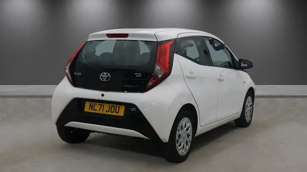 Second-hand Toyota Aygo X-play 71 CP (52 kW) 2021 Alb Hatchback