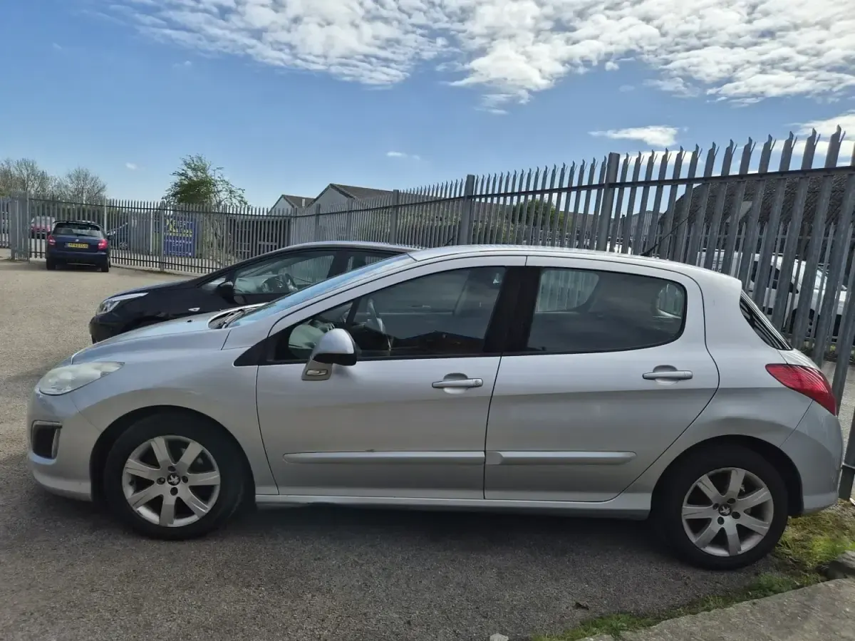 Usado Peugeot 308 Active 98 HP (72 kW) 2012 Prateado Citadino