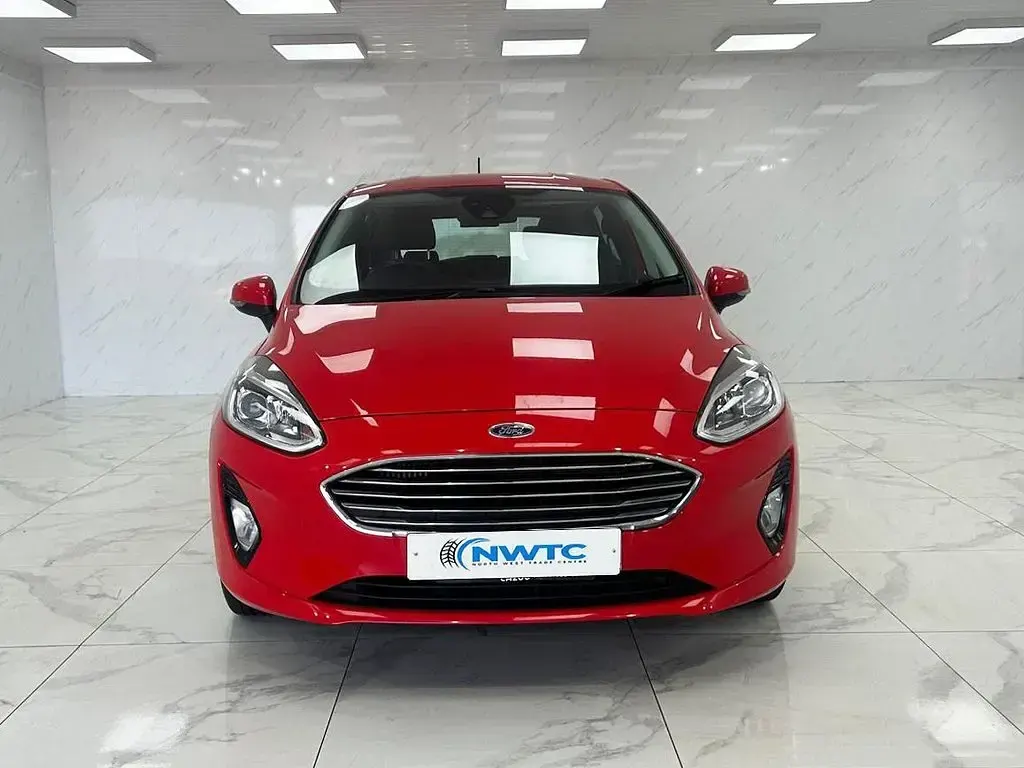 Begagnad Ford Fiesta Zetec 100 HK (73 kW) 2017 Röd Halvkombi