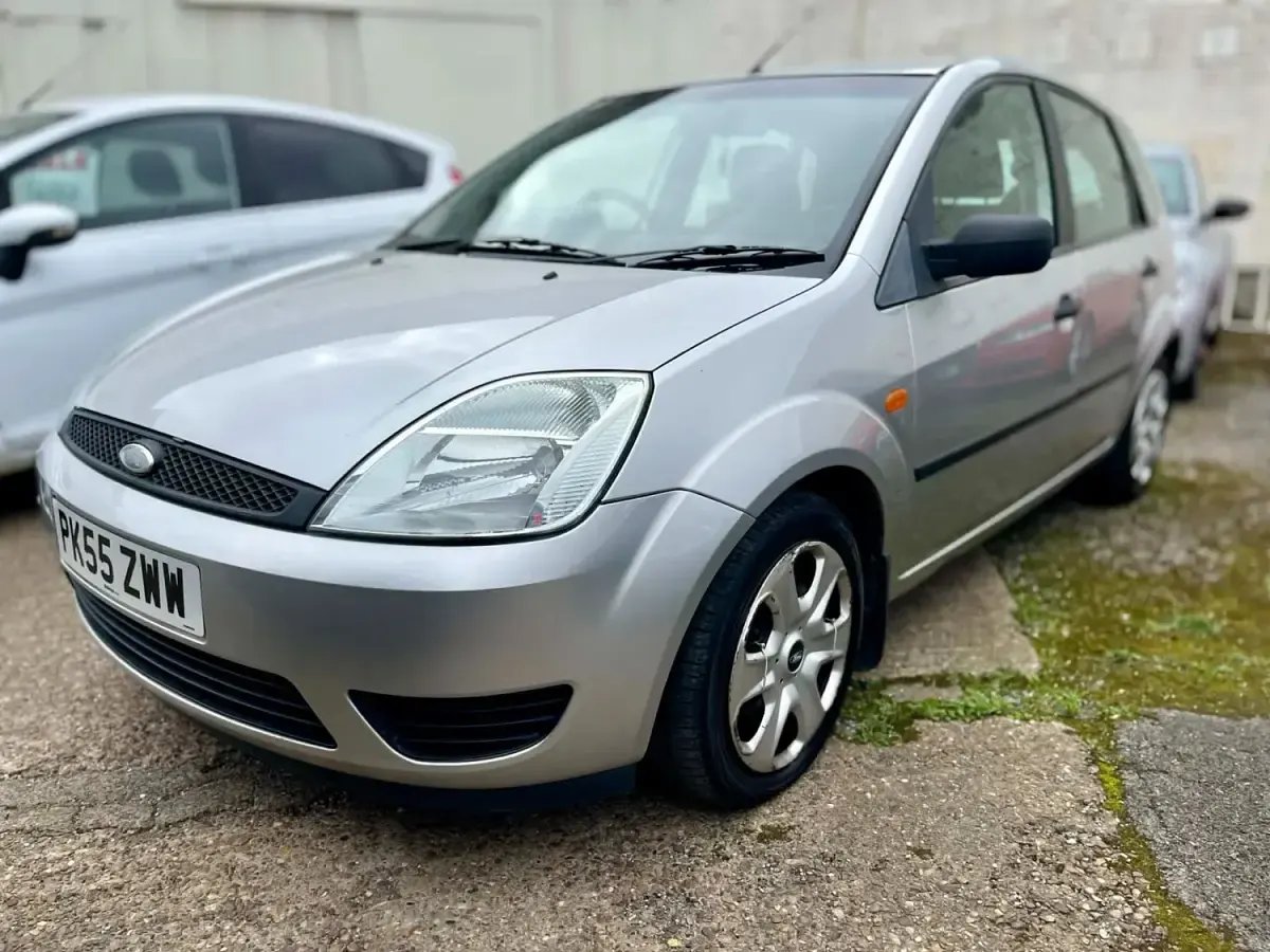 Usado Ford Fiesta Style 75 HP (55 kW) 2005 Prateado Citadino