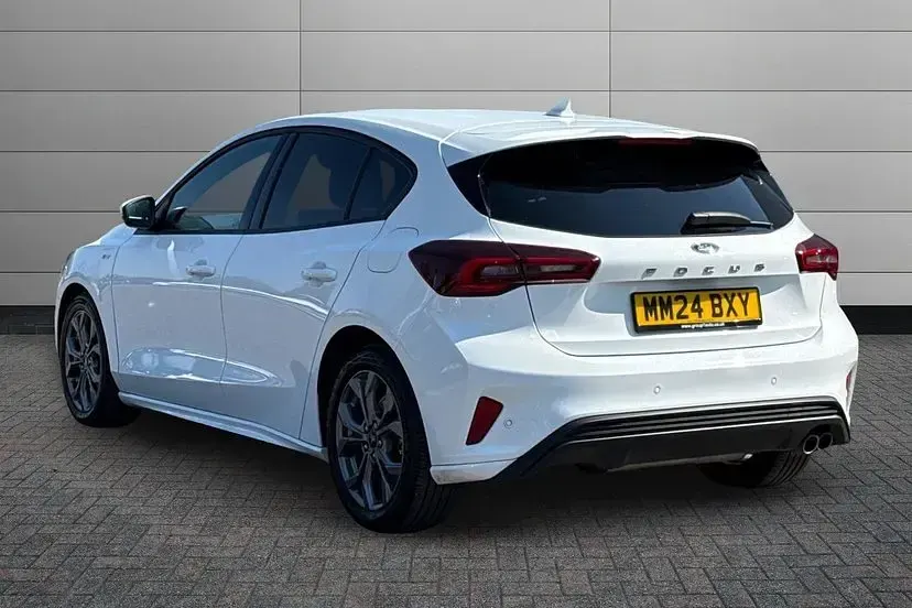 Used Ford Focus ST-Line 123 HP (90 kW) 2024 Frozen white Hatchback