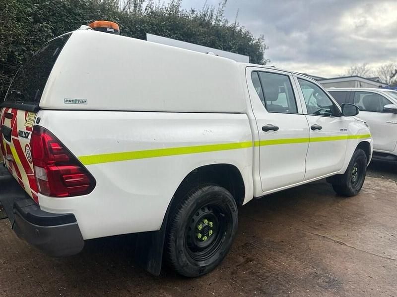 Used Toyota HiLux Active 150 HP (110 kW) 2021 White Pickup
