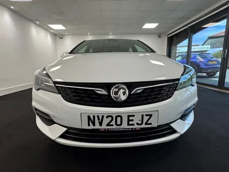 Used Vauxhall Astra SRi 145 HP (106 kW) 2020 White Hatchback