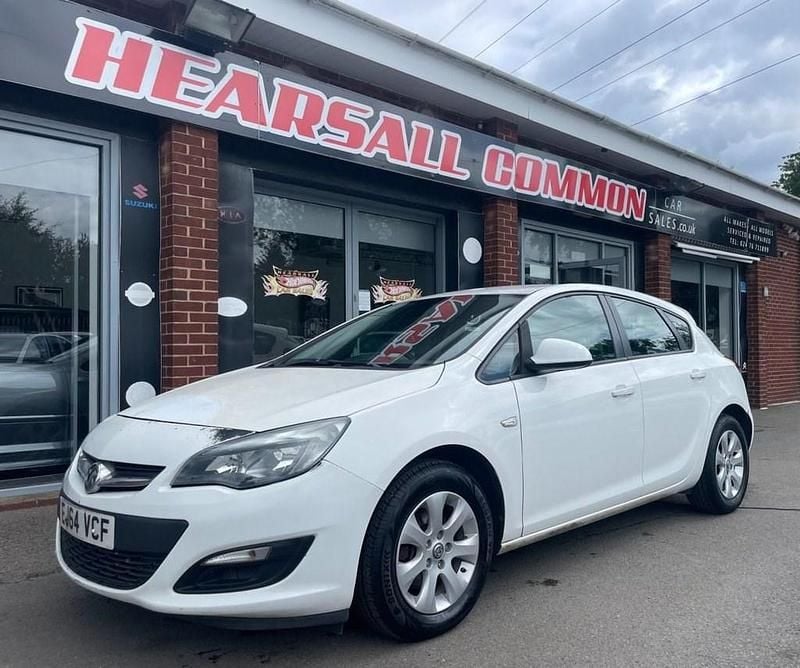 White Used 2015 Vauxhall Astra Design Edition Hatchback | £1,000 (Super price) - Image 1/4