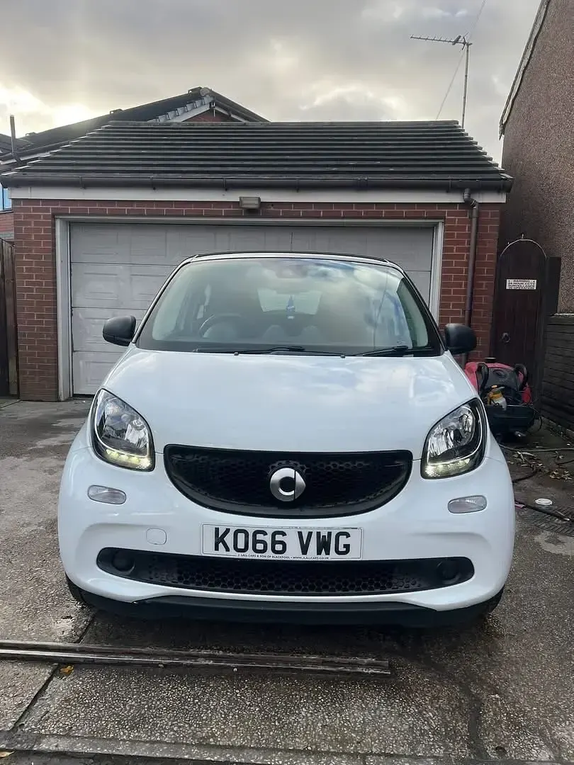 Used Smart ForFour Passion 71 HP (52 kW) 2017 White Hatchback
