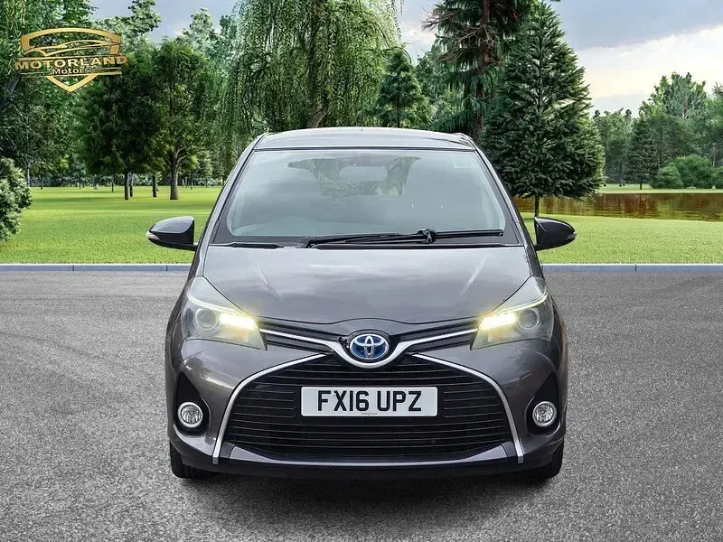 Used Toyota Yaris 100 HP (73 kW) 2016 Grey Hatchback