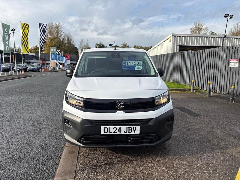 Second-hand Vauxhall Combo 100 CP (73 kW) 2024 Alb Van