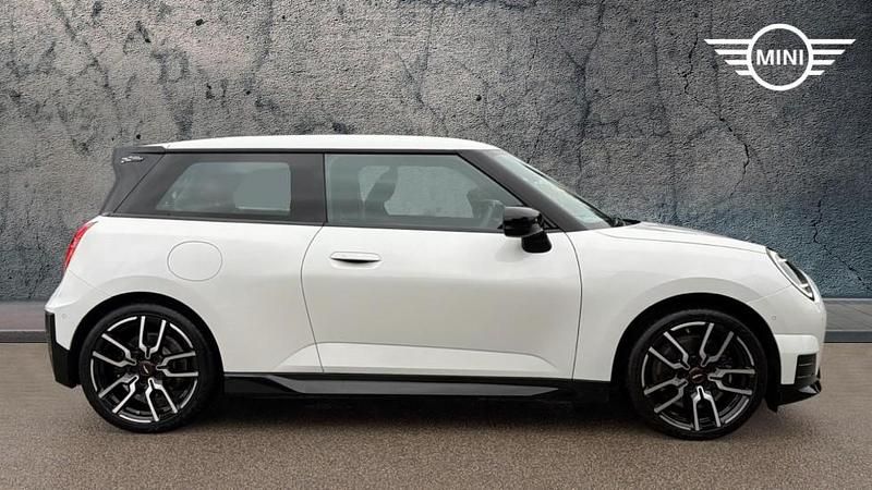 Used Mini Cooper SE Hatch 158 kW (215 HP) 2024 White Hatchback
