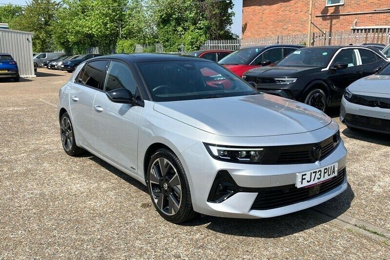 Crystal silver Used 2024 Vauxhall Astra Ultimate Hatchback | £23,295 (Super price) - Image 1/3