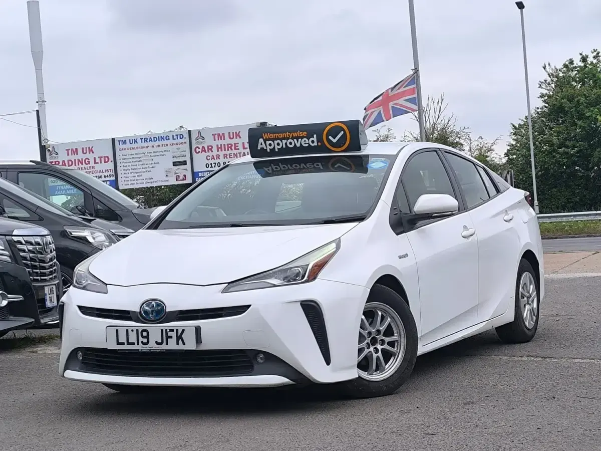 Used Toyota Prius Active 122 HP (89 kW) 2019 White Hatchback