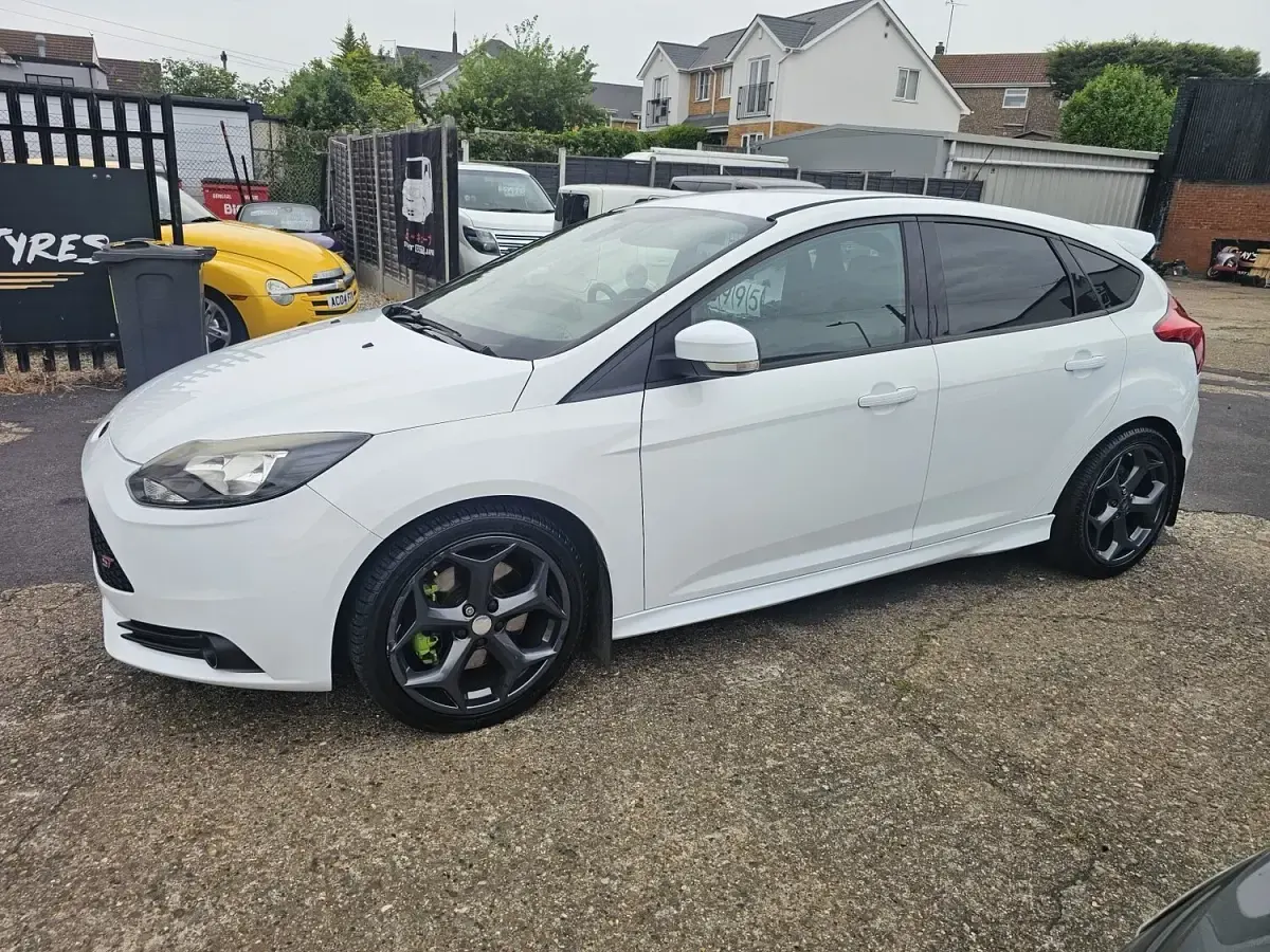 Used Ford Focus ST 250 HP (183 kW) 2013 White Hatchback