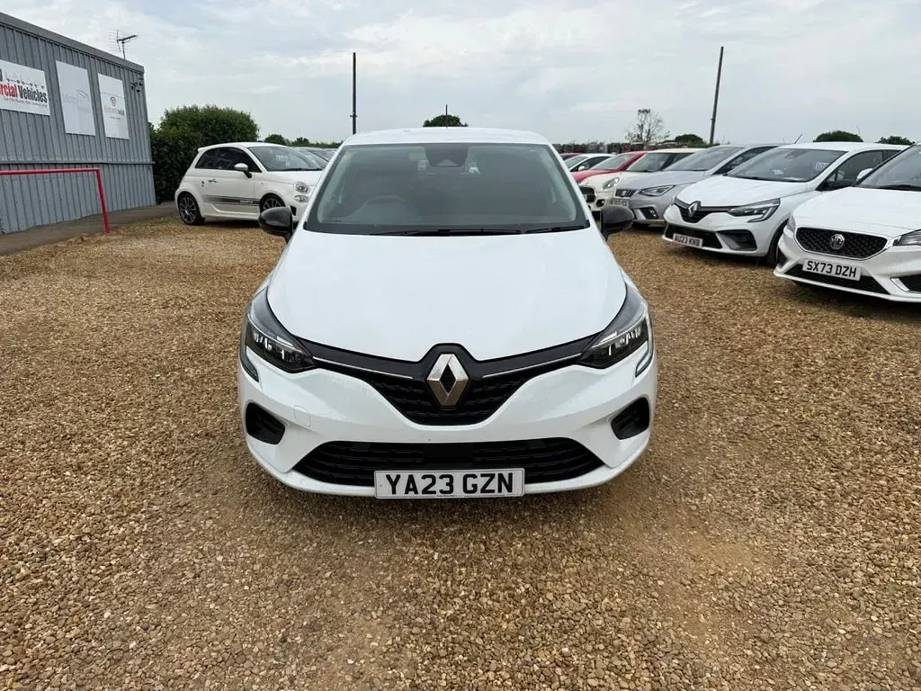 Used Renault Clio V Evolution 90 HP (66 kW) 2023 White Hatchback