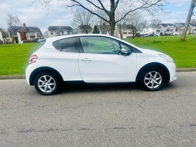 Used Peugeot 208 Allure 67 HP (49 kW) 2013 White Hatchback